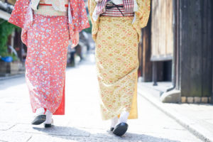 Enjoy a leisurely stroll in your kimono