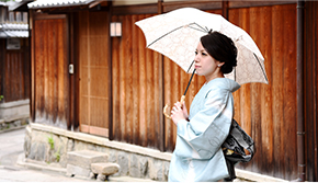 The graceful style perfectly matches the scenery of Kyoto!