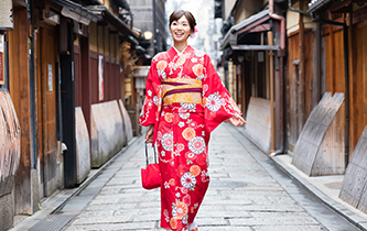 Enjoy strolling in a kimono without worrying about time