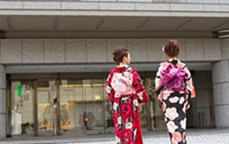Return to the hotel in your kimono
